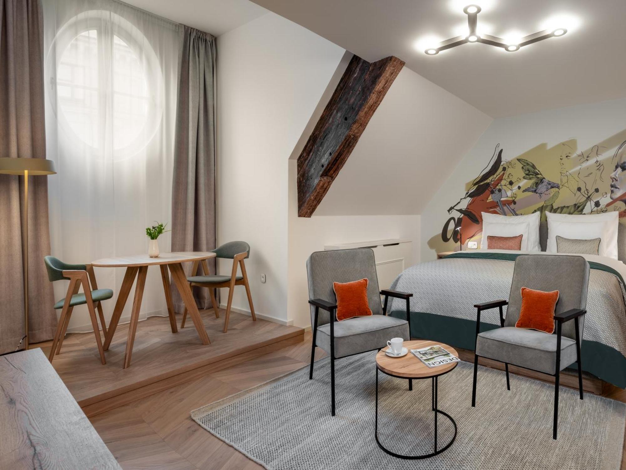 Intimate Studio