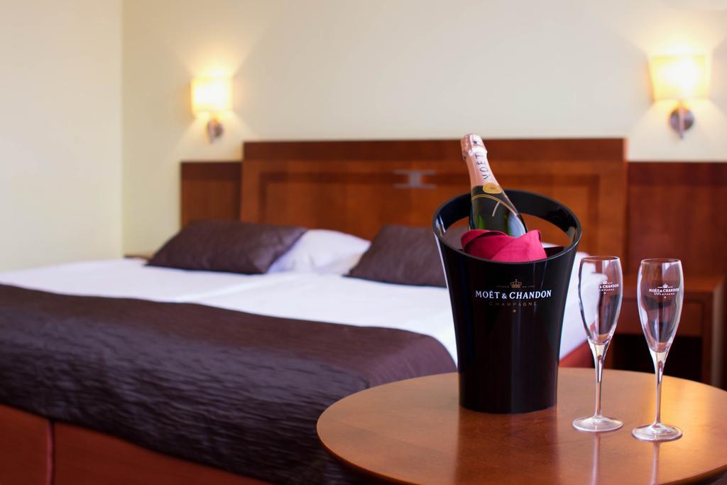 Suite,250807545:JPEG